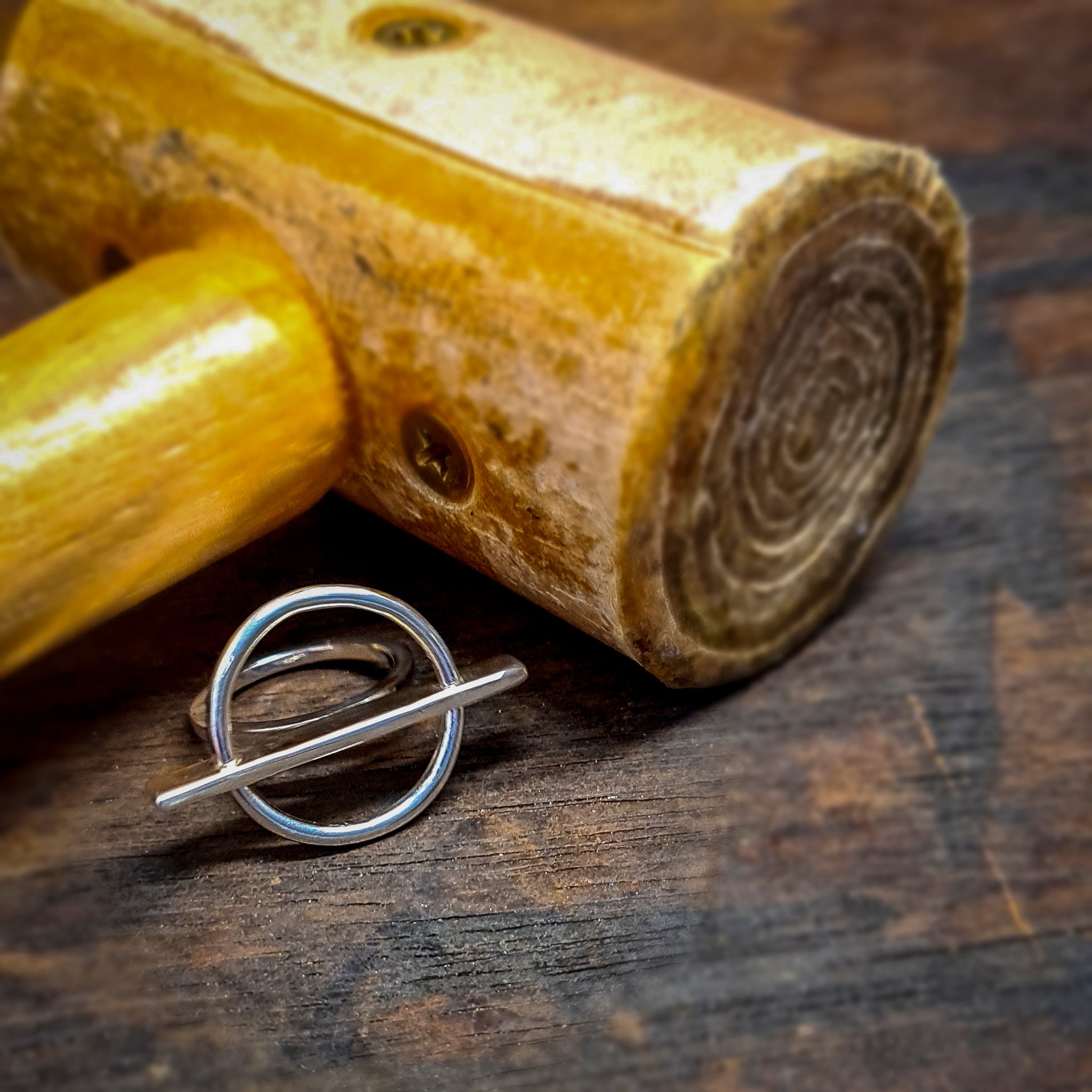 Ring with circle and line front view