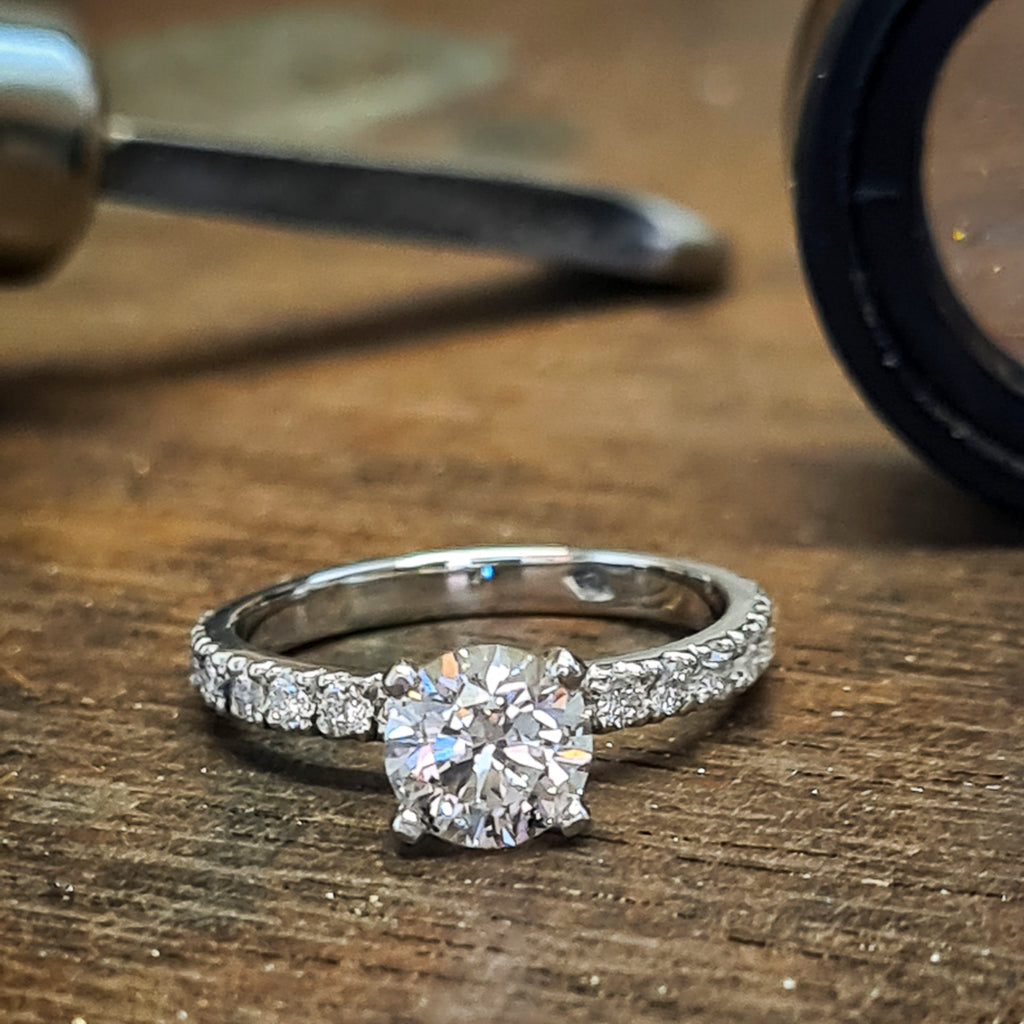 Engagement ring 1 ct solitaire diamond in platinum